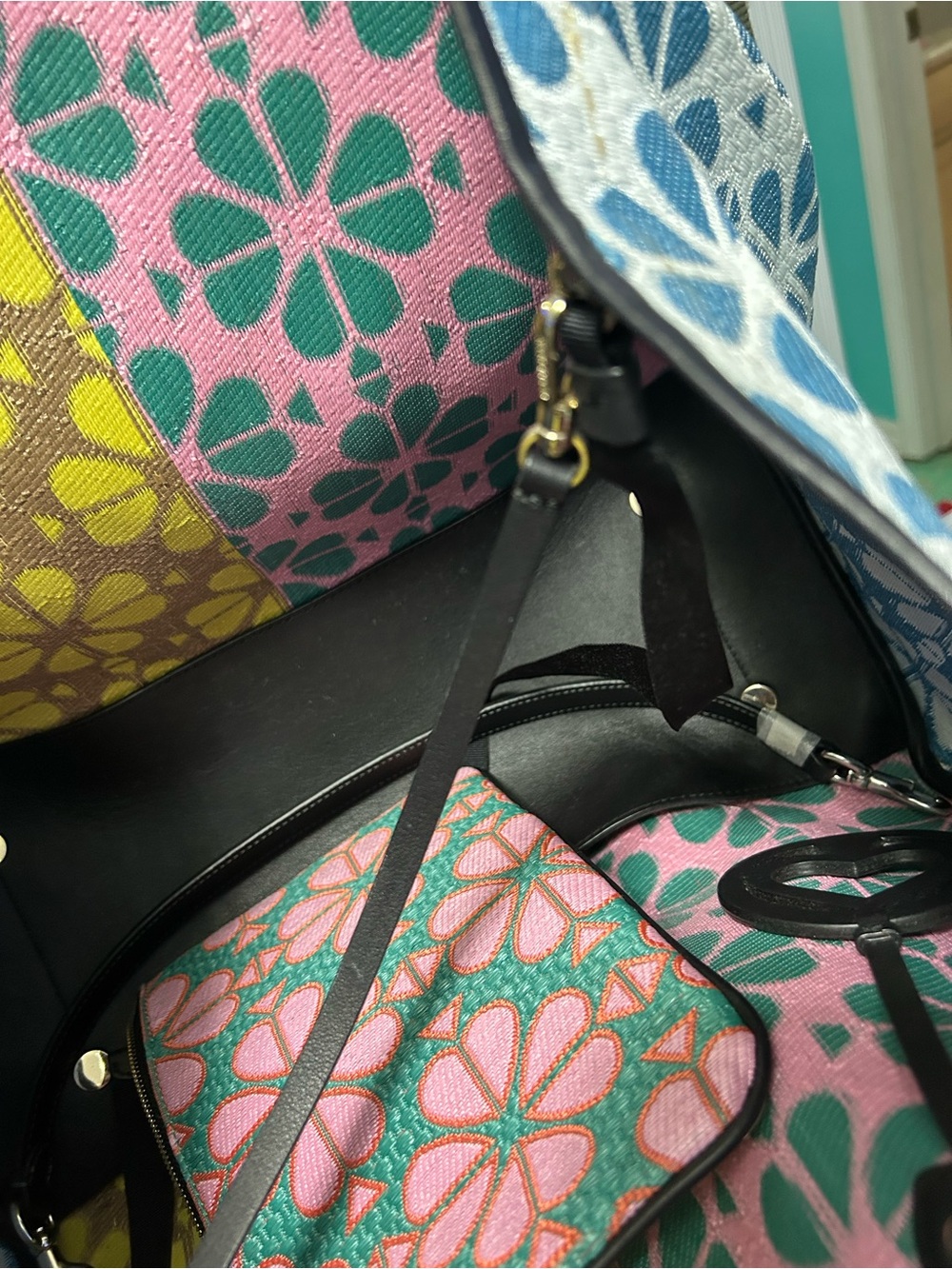 Kate Spade patterned bag close-up - Picture 4 of 9